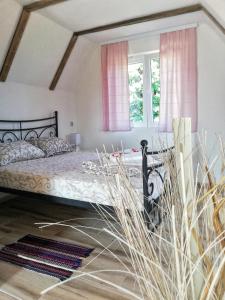 1 dormitorio con 1 cama con cortinas rosas en Rtanjski konak, en Boljevac 49 fotos más