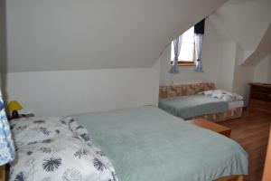 sypialnia z 2 łóżkami i oknem w obiekcie Villa Zdiar 681 w Zdziarze