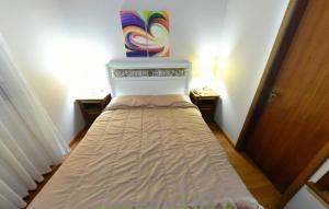 سرير أو أسرّة في غرفة في Pousada Pinha Pinhão