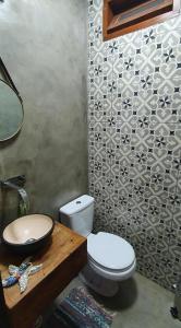 y baño con aseo blanco y lavamanos. en Casa em condomínio com piscina privativa, en São Paulo