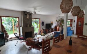 sala de estar con mesa, sillas y chimenea en Casa em condomínio com piscina privativa, en São Paulo