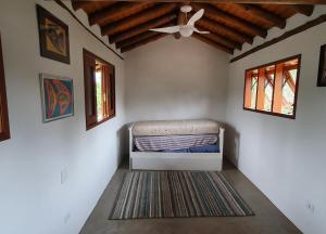 1 dormitorio con ventilador de techo y alfombra en Casa em condomínio com piscina privativa, en São Paulo