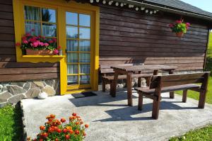 利普托斯基米庫拉斯的住宿－Chatky 101 a 411 Tatralandia，房屋前的野餐桌和长凳