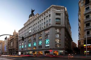 un grande edificio bianco su una strada cittadina di CH Rayuela a Madrid