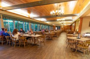 Restavracija oz. druge možnosti za prehrano v nastanitvi Natural Bridge State Resort Park