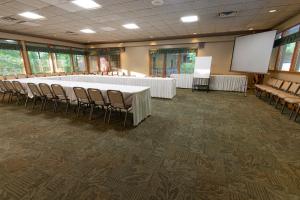 una sala de conferencias con una mesa grande y sillas en Natural Bridge State Resort Park, en Slade