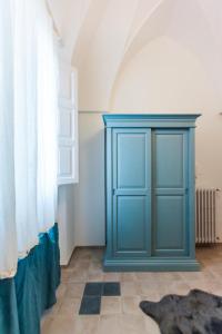 un armadio blu nell'angolo di una stanza di Terrazza in Piazza a Fasano