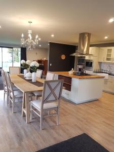 a kitchen and dining room with a table and chairs at The Blackhouse Guesthouse in Hokitika