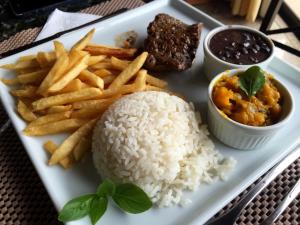 Comida no hotel ou em algum lugar perto