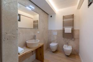 un baño con lavabo e inodoro en Luxury Home Florence terrazza vista Firenze, en Florencia 3 fotos más