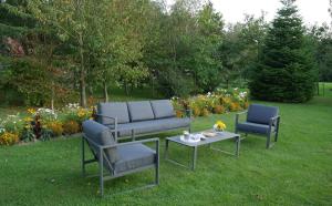 two chairs and a table in a yard at Opale des Caps in Leubringhen