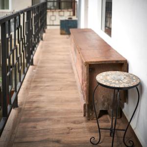 stół i stołek siedzący obok schodów w obiekcie 1881 Brasov old town apartments w Braszowie