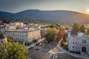 eine Luftblick auf eine Stadt mit einem Berg in der Unterkunft Hume Hotel & Spa in Nelson