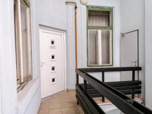 uma varanda com uma porta branca e uma janela em Hostel Vodna 1 em Košice