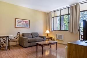 Uma área de estar em Samuara Hotel Caxias do Sul