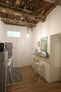 - une cuisine avec une table et des chaises dans la chambre dans l'établissement Titti e Nonna, à Naples