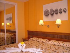 Een bed of bedden in een kamer bij Aparthotel El Cerrito