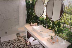 
a bathroom with a sink and a mirror at Leclerc Hotel Boutique Granada in Cali
