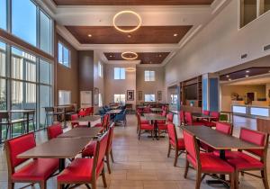 Holiday Inn Express Reno Airport, an IHG Hotel tesisinde bir restoran veya yemek mekanı