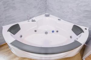Zdjęcie z galerii obiektu Jacuzzi JM Rooms Apartment WAWELOFTS w Krakowie