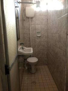 een kleine badkamer met een toilet en een wastafel bij Hotel Popular Vila Mariana in Sao Paulo