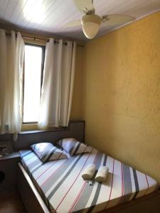 サンパウロにあるHotel Popular Vila Marianaのベッドルーム1室(ベッド1台、タオル2枚付)