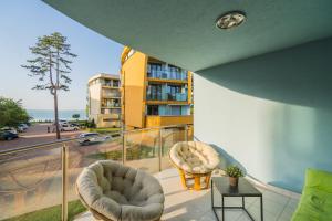 シオーフォクにあるVIP Panorama Luxury Apartmentの通りの景色を望むバルコニー(椅子2脚付)