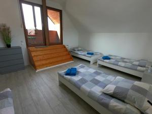 a room with three beds in a room at Die Göttinger Ferienwohnung, alt trifft modern! in Göttingen