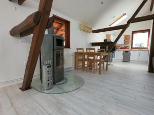 una cucina e un soggiorno con stufa a legna di Die Göttinger Ferienwohnung, alt trifft modern! a Gottinga