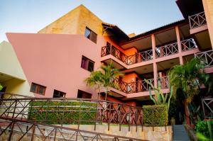 ein Gebäude mit Balkonen und Bäumen davor in der Unterkunft Pousada Vale do Sul in Natal