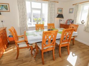 una sala da pranzo con tavolo e sedie di Bangor Cottage a Bangor