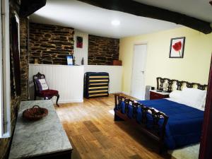 1 dormitorio con 1 cama y 1 mesa en una habitación en Pensión Santa Rosa, en Samos