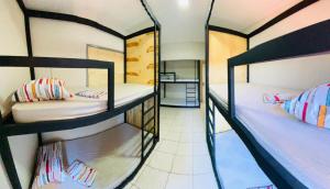 מיטה או מיטות קומותיים בחדר ב-Ô Hostel