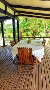 un tavolo e sedie su una terrazza in legno di MOOREA - Villa Tereva Nui a Haapiti
