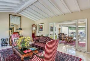 un soggiorno con divano e tavolo di Historic Tennis Club Cody Permit# 3344 a Palm Springs