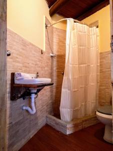 a bathroom with a sink and a shower at Social-Club La Cueva in Minas