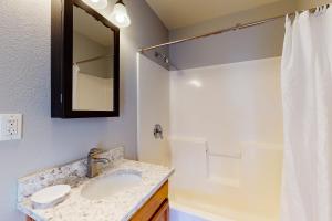 ein Bad mit einem Waschbecken und einer Dusche in der Unterkunft Deschutes Riverside Escape in Bend