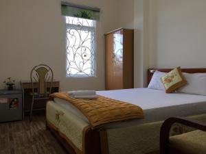 Een bed of bedden in een kamer bij Khách sạn Ngọc Thương