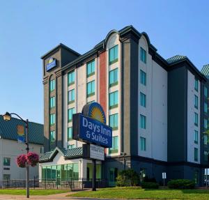 a hotel with a sign that reads days inn essiates at Days by Wyndham Niagara Falls Centre St. By the Falls in Niagara Falls