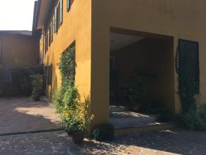 een toegang tot een gebouw met planten erop bij The Casa Blu dependance La Casa Gialla in Tricesimo