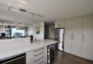 O bucătărie sau chicinetă la Beachfront Heights - Pauanui Holiday Apartment