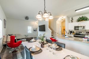 cocina y sala de estar con mesa y sillas en Renovated TownHouse with Private Pool Home 5 STARS en Kissimmee