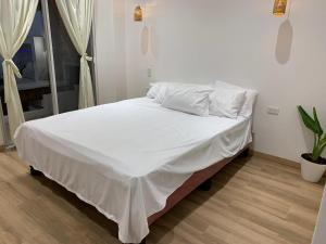 Un pat sau paturi într-o cameră la Villa Gloria +7 fotografii