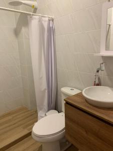 een badkamer met een toilet en een wastafel bij Villa Gloria in Salinas