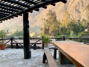 - une table de pique-nique en bois avec vue sur la montagne dans l'établissement Casa de Campo Cieneguilla Chontay, à Nieve Nieve