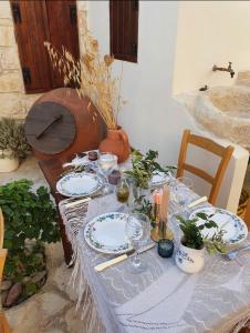 
Ein Restaurant oder anderes Speiselokal in der Unterkunft House of Eleni 
