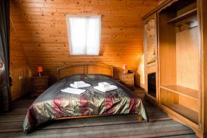 a bedroom with a bed in a wooden cabin at Karpatska Vezha in Migovo