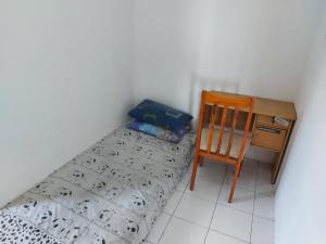 - une chambre avec un lit, un bureau et une chaise dans l'établissement Guesthouse Maura, à Pondokcina