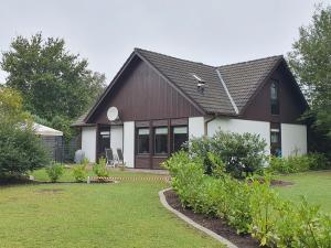 a brown and white house with a yard at Großes (ca.230m²) freistehendes Einfamilienhaus in Kaltenkirchen