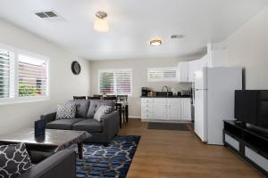 uma sala de estar com um sofá e um frigorífico em Los Angeles Retreat Close to Hotspots em Los Angeles